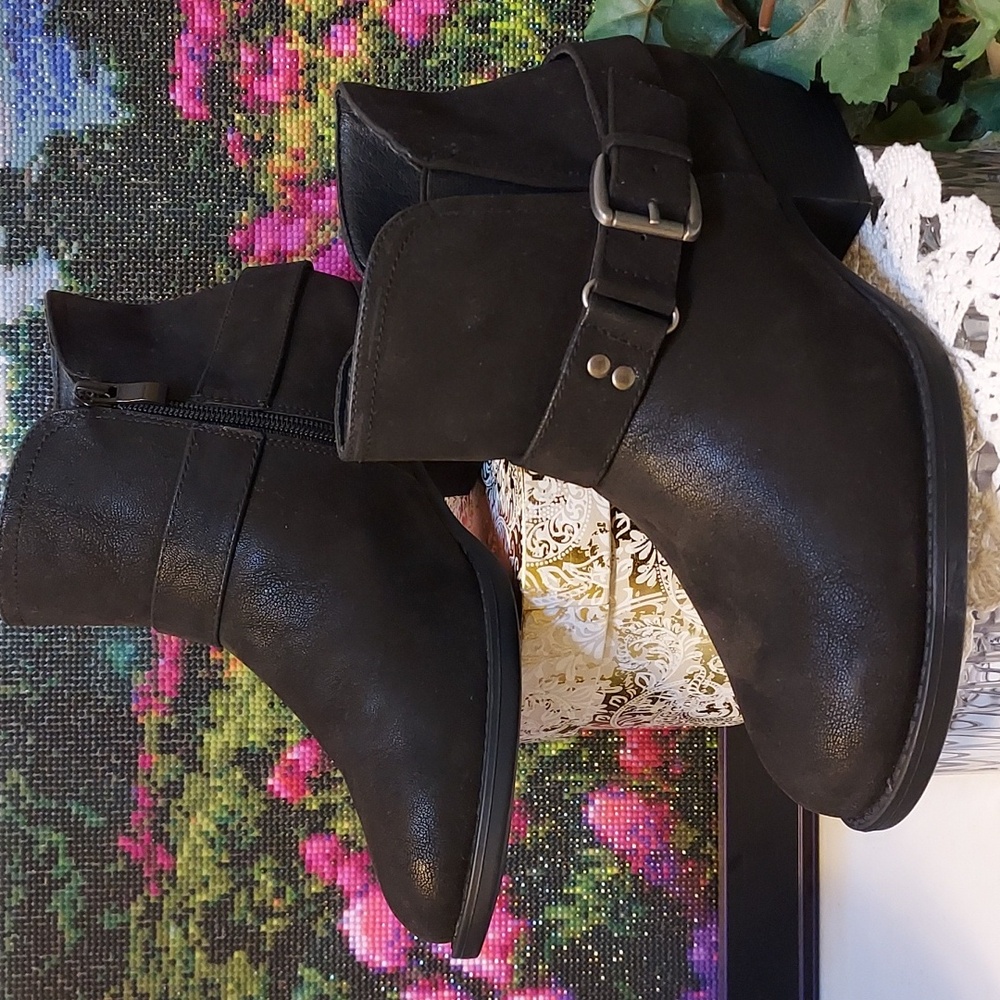 Womens Luoika Wide Width Ankle Boot Block Low Heel